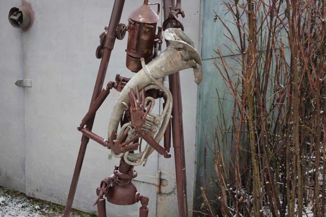 Железный дровосек охраняет зверей и птиц из металлолома в столице Коми