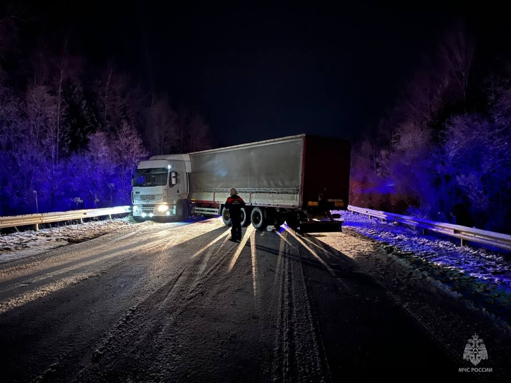 В Коми большегруз после заноса заблокировал дорогу