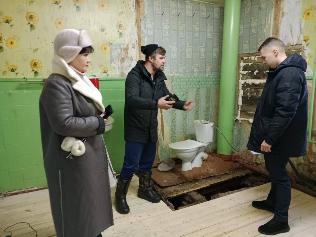 В усть-вымском поселке семья с малолетним ребенком живет в «зловонной» квартире
