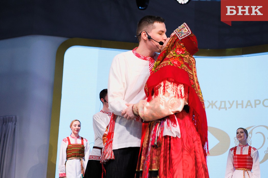 Ассоль и Сергей сыграли на выставке «Россия» коми свадьбу
