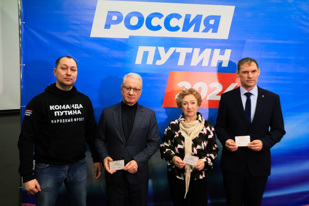 В Коми доверенные лица кандидата на должность президента России Владимира Путина получили удостоверения