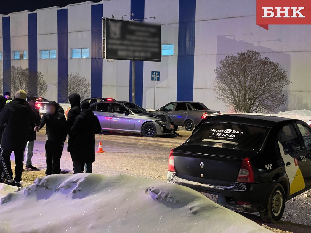 В Сыктывкаре такси столкнулось с BMW