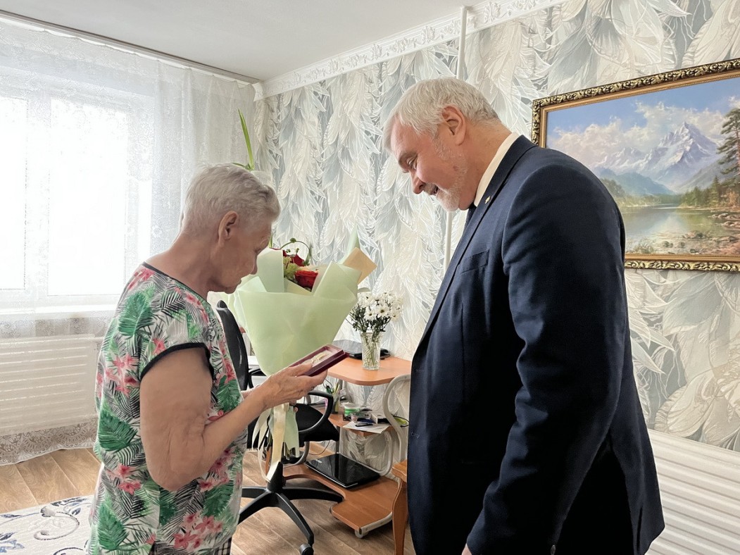 Владимир Уйба поздравил жительницу Усинска с 80-летием со дня снятия блокады Ленинграда