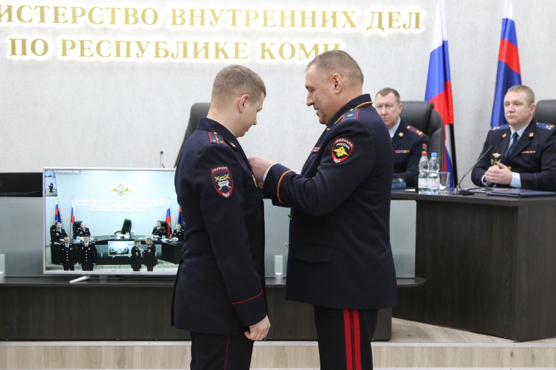 Полицейских Коми наградили за службу