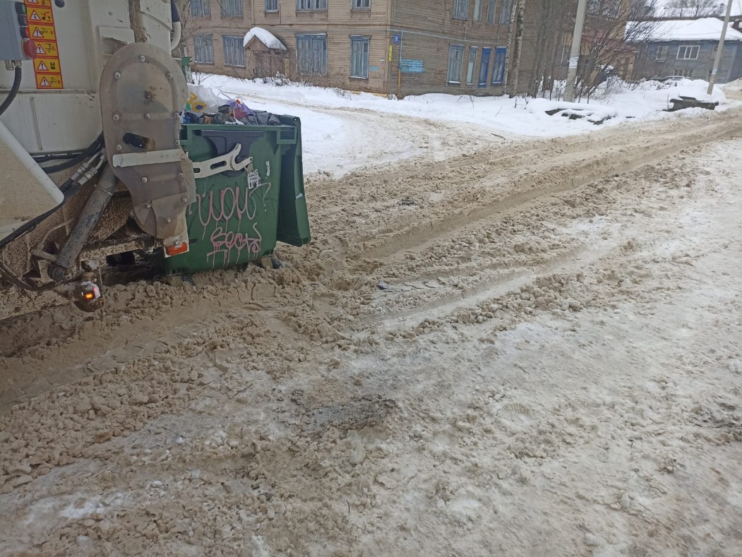 В городах и районах Коми мусоровозы застревают в снежной каше