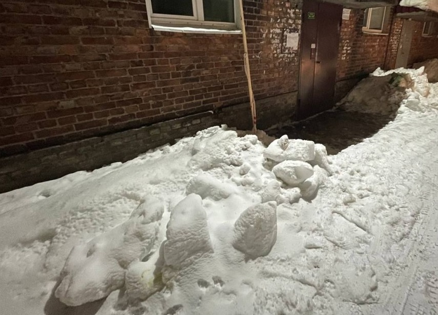 Власти Печоры объяснили, почему упавшую на мальчика ледяную глыбу не убрали