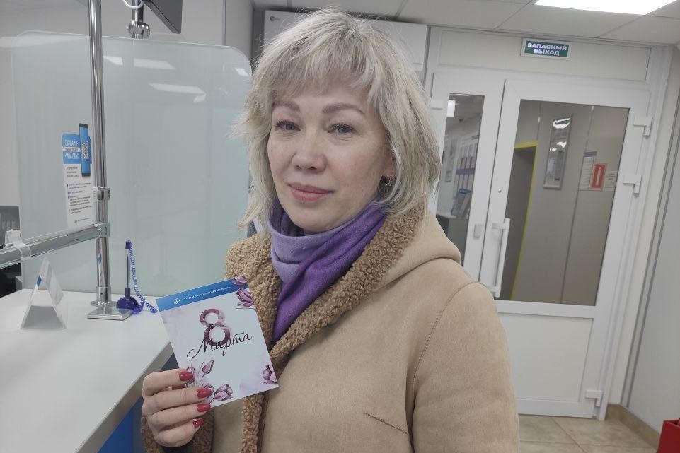 «Коми энергосбытовая компания» поздравила посетительниц офисов с 8 Марта