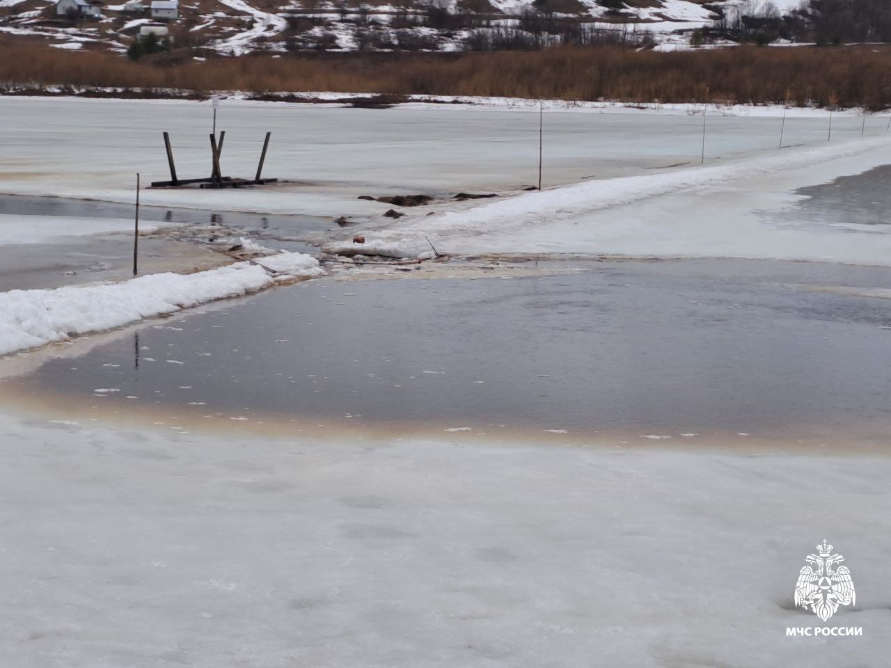 
В Емве дачник провалился под лед