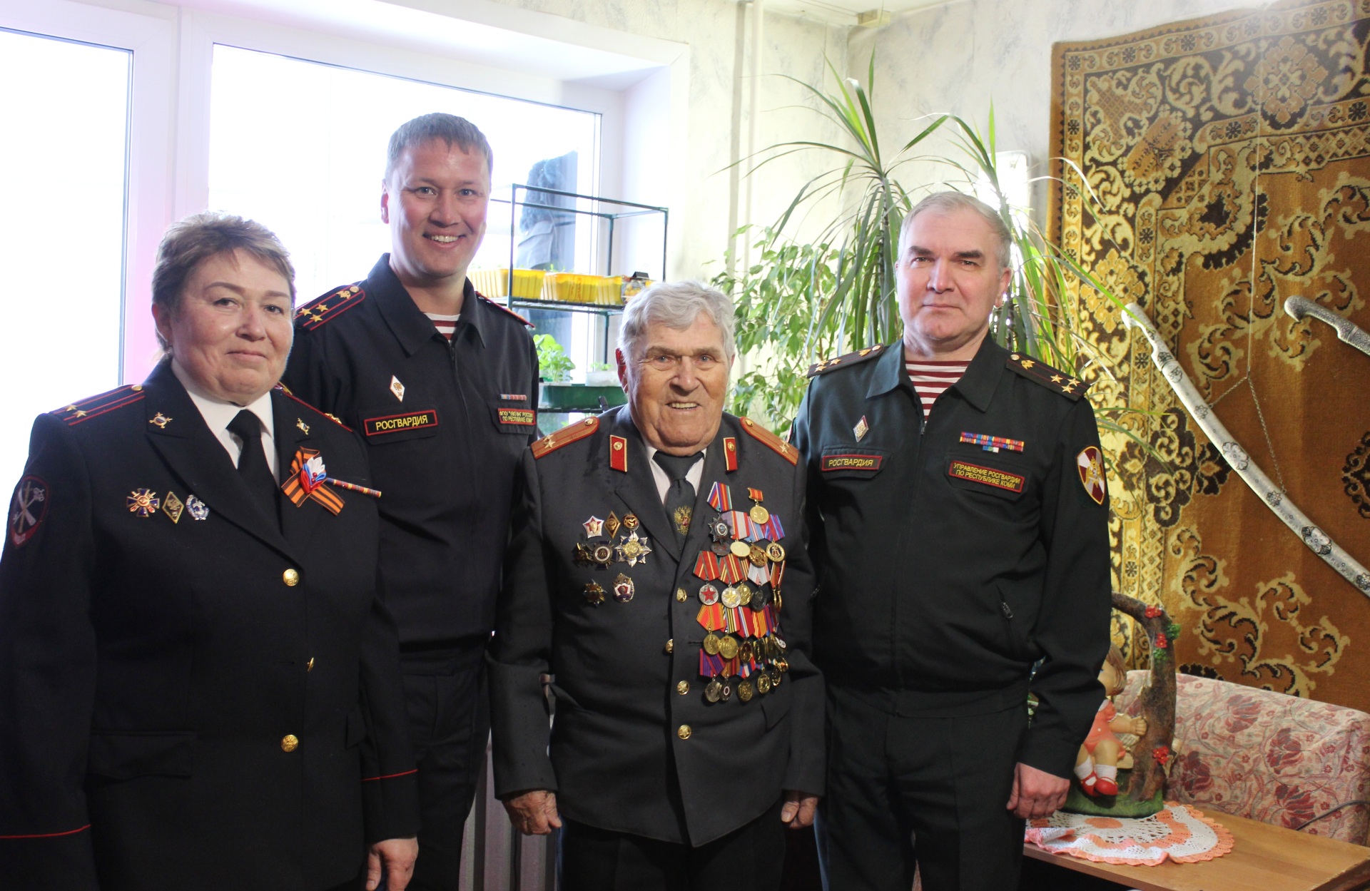 
В Сыктывкаре оркестр Росгвардии поздравил ветерана вневедомственной охраны с Днем Победы