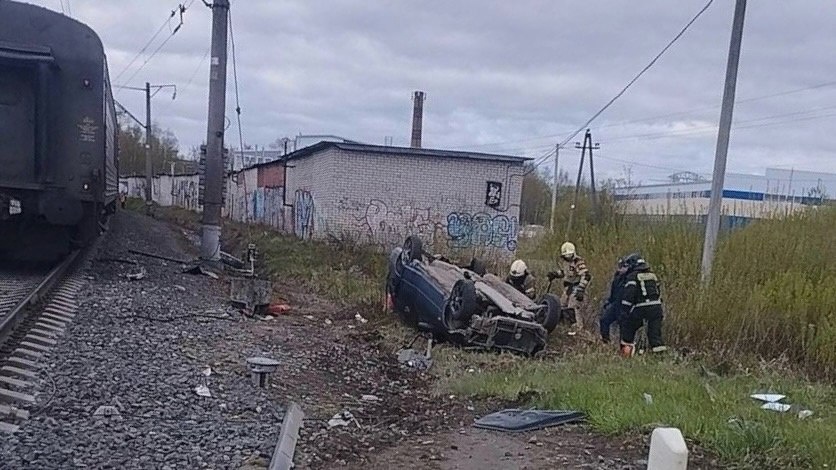 
Поезд Воркута — Москва сбил автомобиль в Вологде