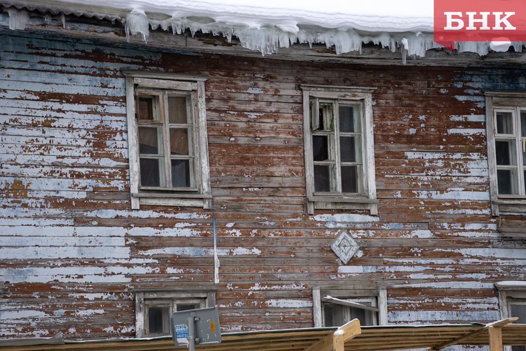 Прокуратура Сосногорска потребовала ускорить расселение аварийного дома