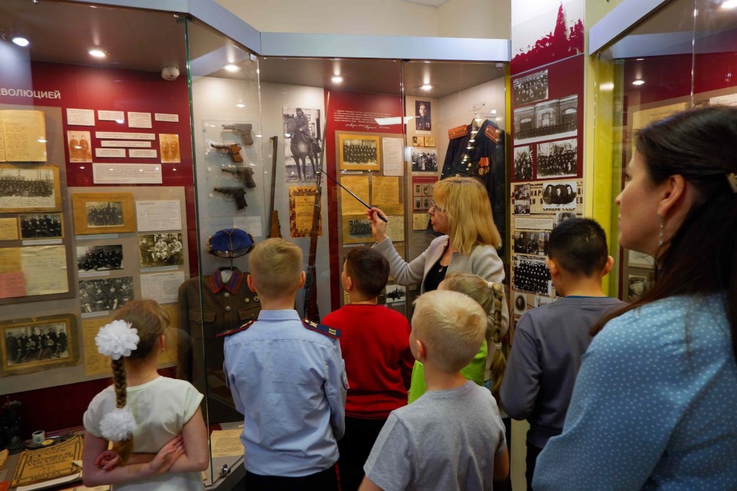 «Единая Россия» помогла семьям участников СВО и воспитанникам детдома побывать на выставках в «Ночь музеев»