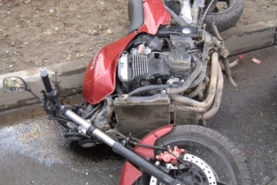 В Ухте мотоцикл после столкновения с встречным автомобилем отбросило на «Ниву»