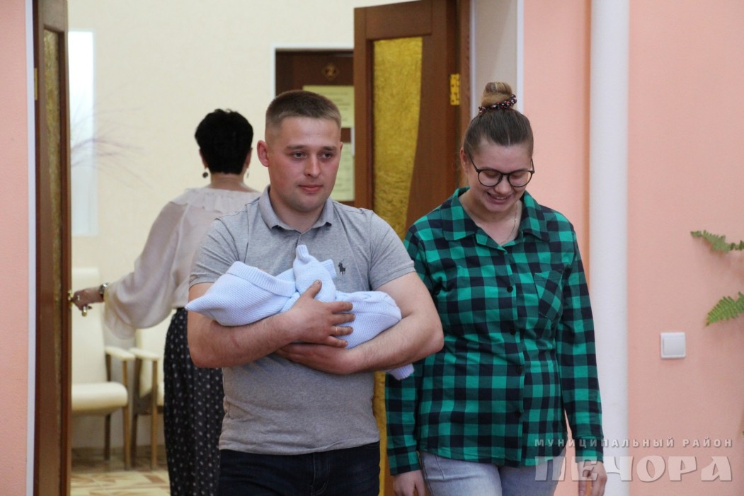 В Печоре состоялась торжественная регистрация 100-го новорожденного