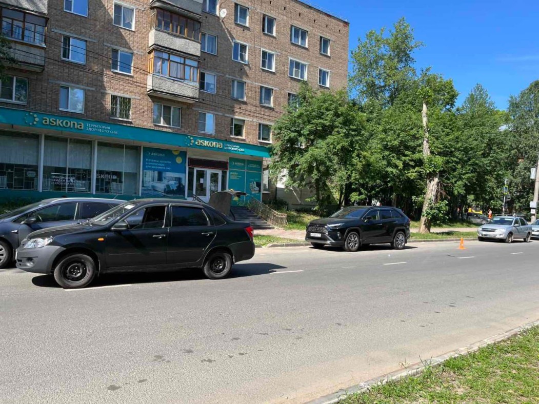 В Сыктывкаре двухлетняя девочка выбежала под колеса машины