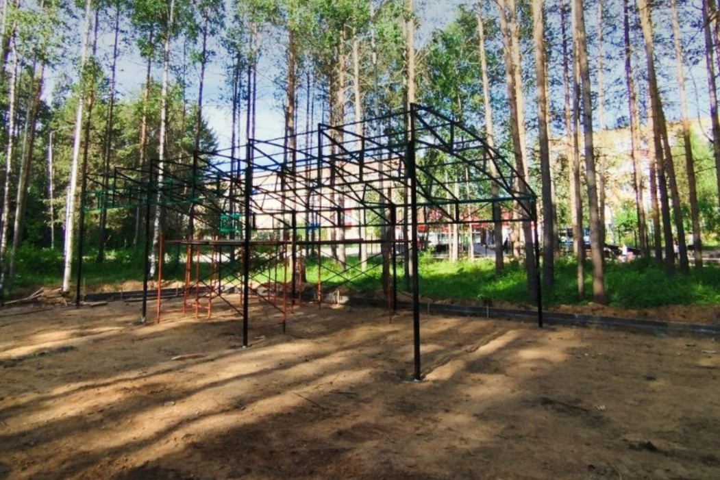 В Печоре обустраивают спортплощадку в парке Геологов
