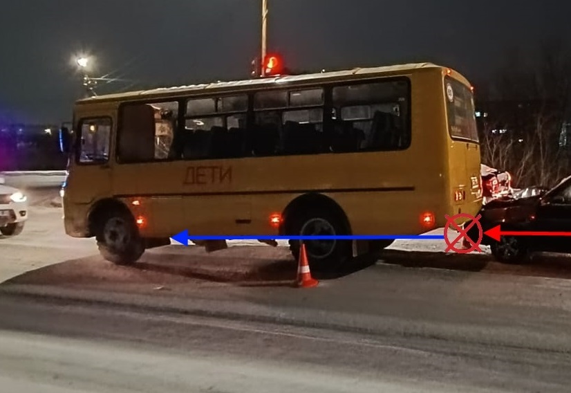 В Воркуте пьяный водитель врезался в школьный автобус