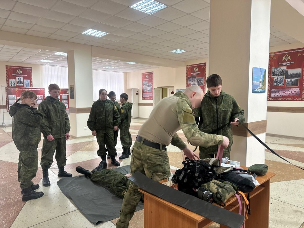 В Сыктывкаре военнослужащие Росгвардии провели для школьников занятия по строевой подготовке и тактической медицине