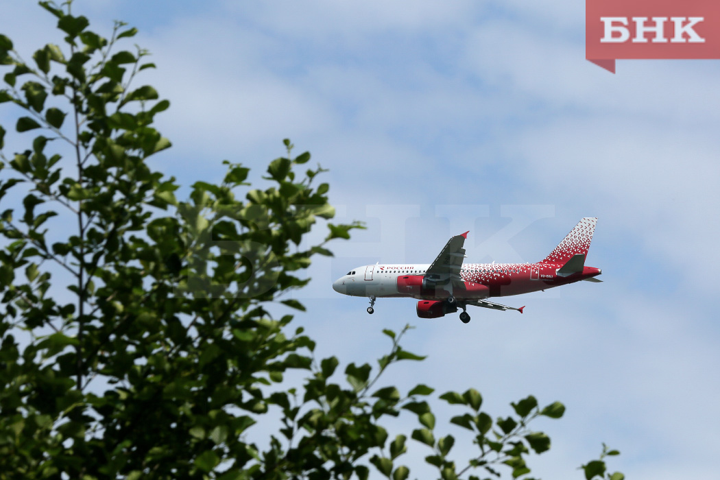 «Дважды загоняли в неисправный самолет»: в Сыктывкаре пассажиры 14 часов ждали отправки в Петербург