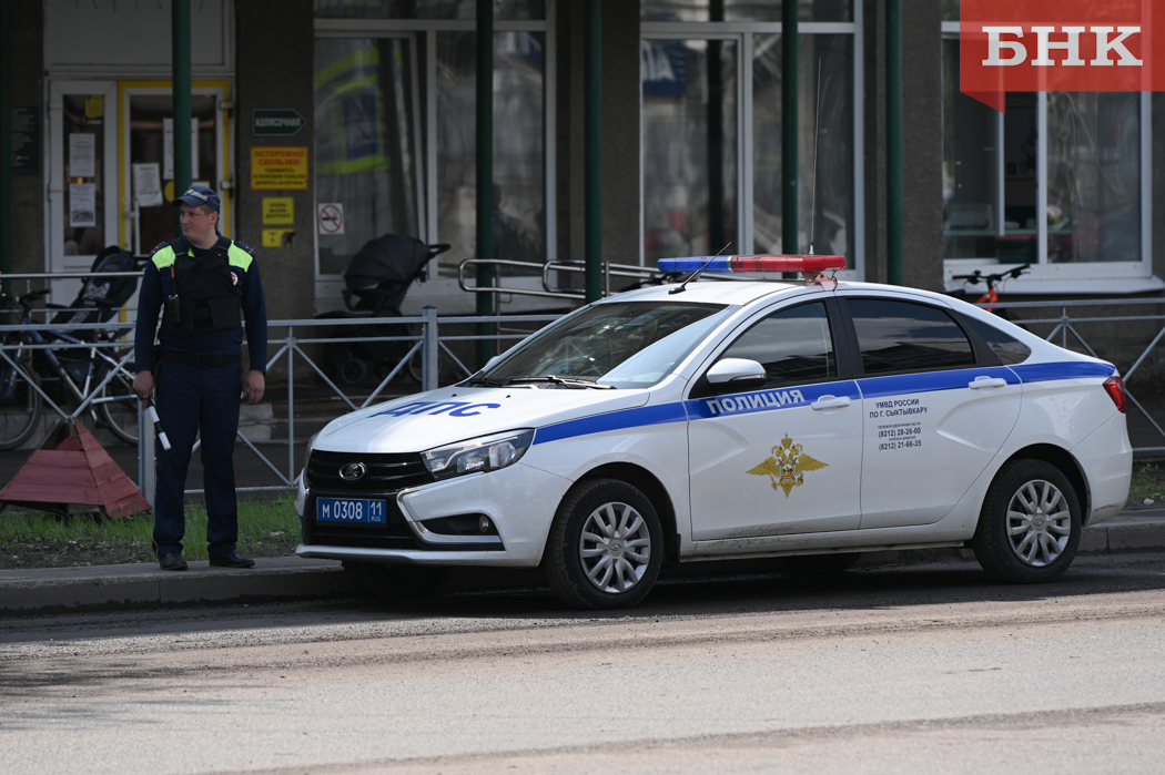 Полиция выясняет, кто сломал шлагбаум и повредил две машины в Сыктывкаре