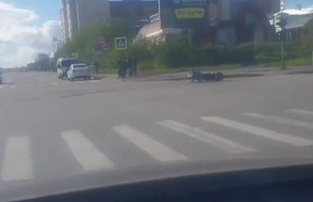 В Воркуте мотоциклист без прав попал в аварию