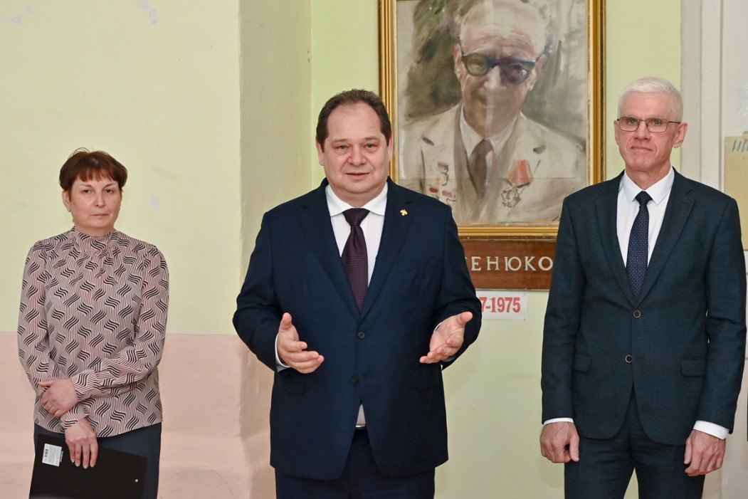 Ростислав Гольдштейн поздравил учеников и педагогов старейшей школы Княжпогостского района с Днем знаний