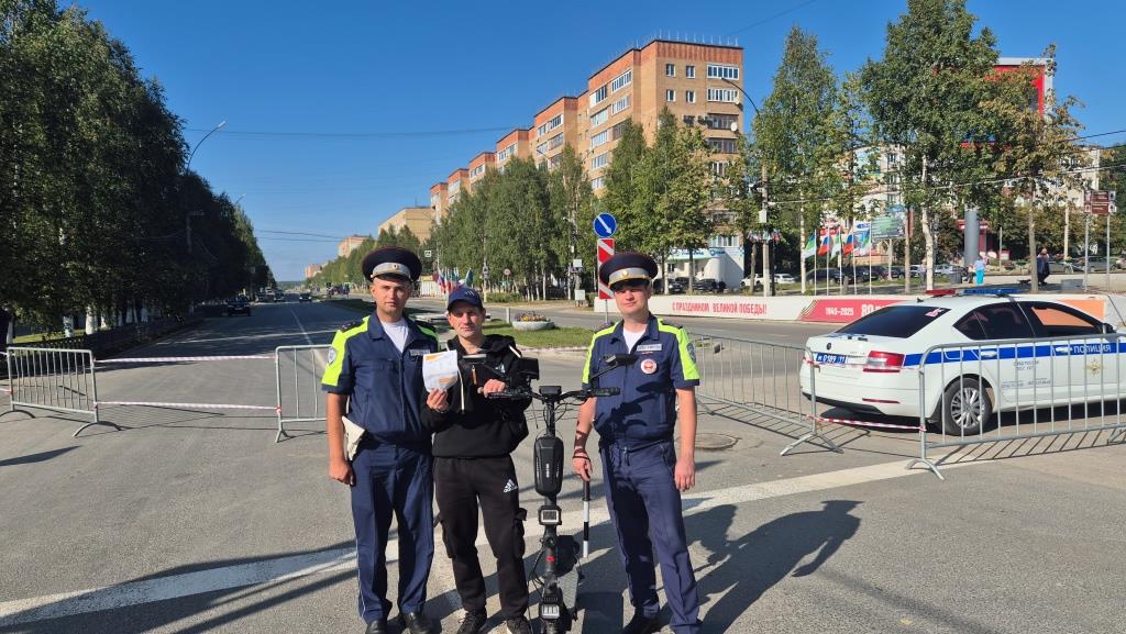 В Ухте сотрудники Госавтоинспекции проводят разъяснительную работу с велосипедистами и лицами, использующими для передвижения СИМ