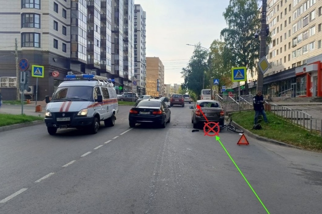 В Сыктывкаре велосипедист врезался в легковушку