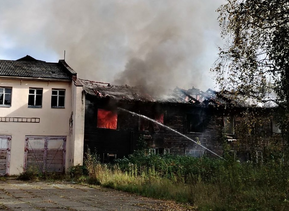 В Сыктывкаре тушат старую пожарную часть