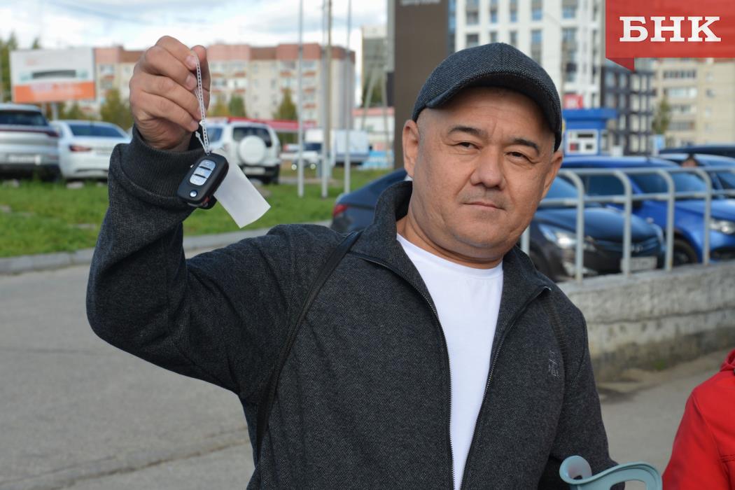 В Сыктывкаре пострадавшим на производстве передали новые автомобили с ручным управлением