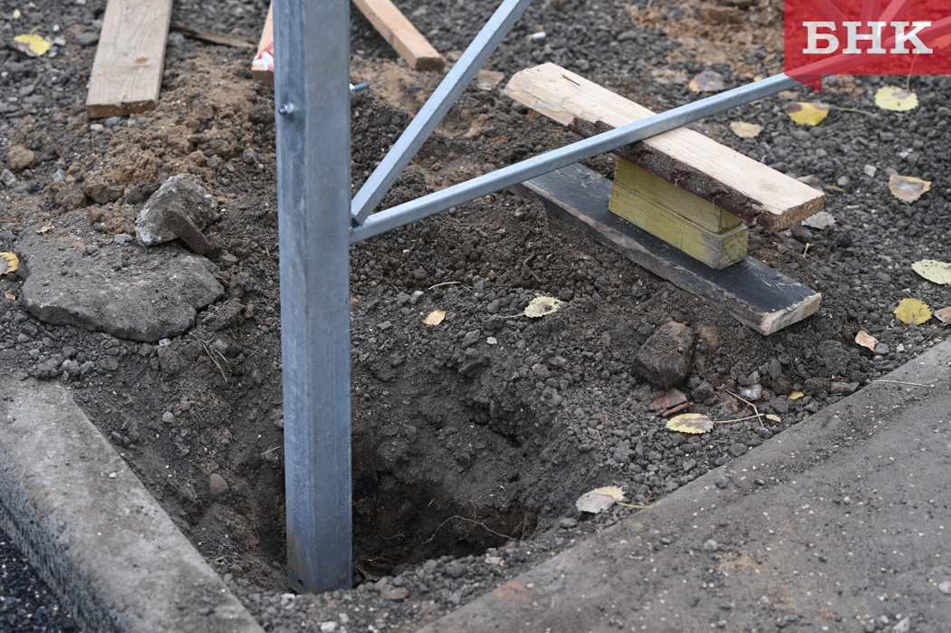 Обязана ли управляющая компания восстанавливать металлические ограждения во дворе