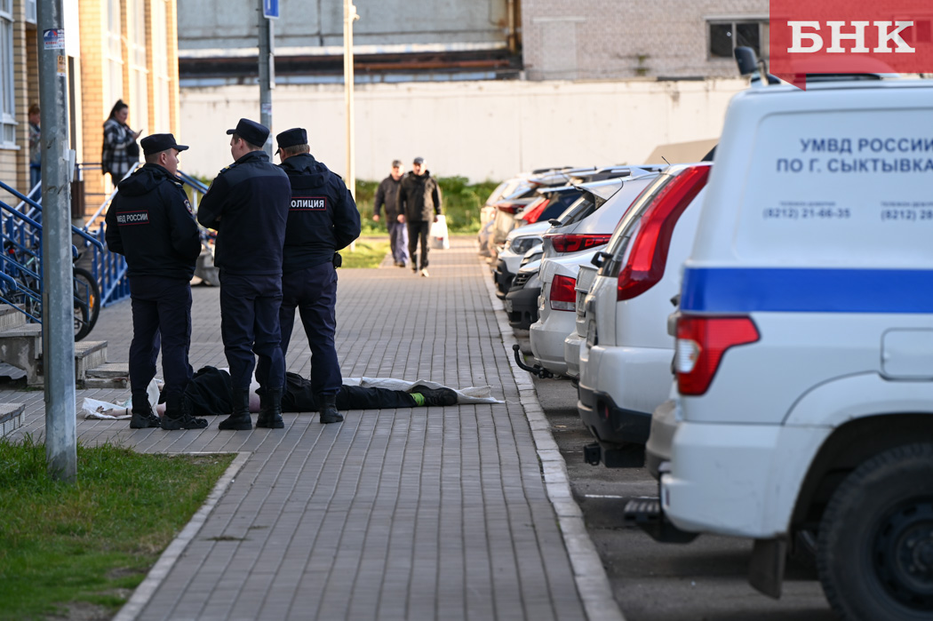 В Сыктывкаре с высотки упал мужчина