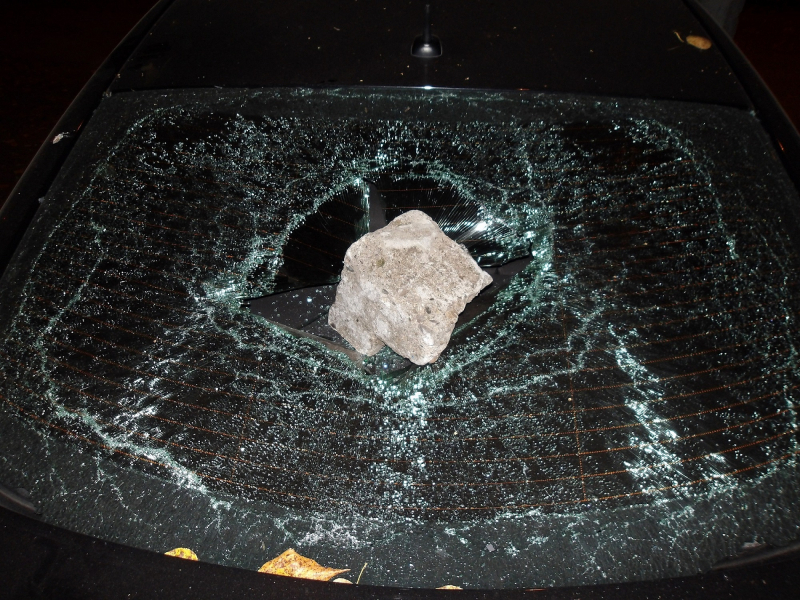 Эжвинец разбил камнем заднее стекло Opel