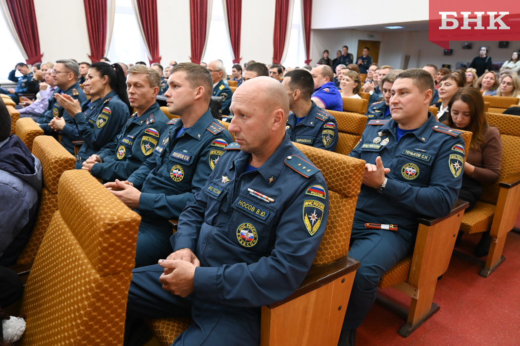 В Сыктывкаре наградили спасателей в преддверии Дня гражданской обороны 