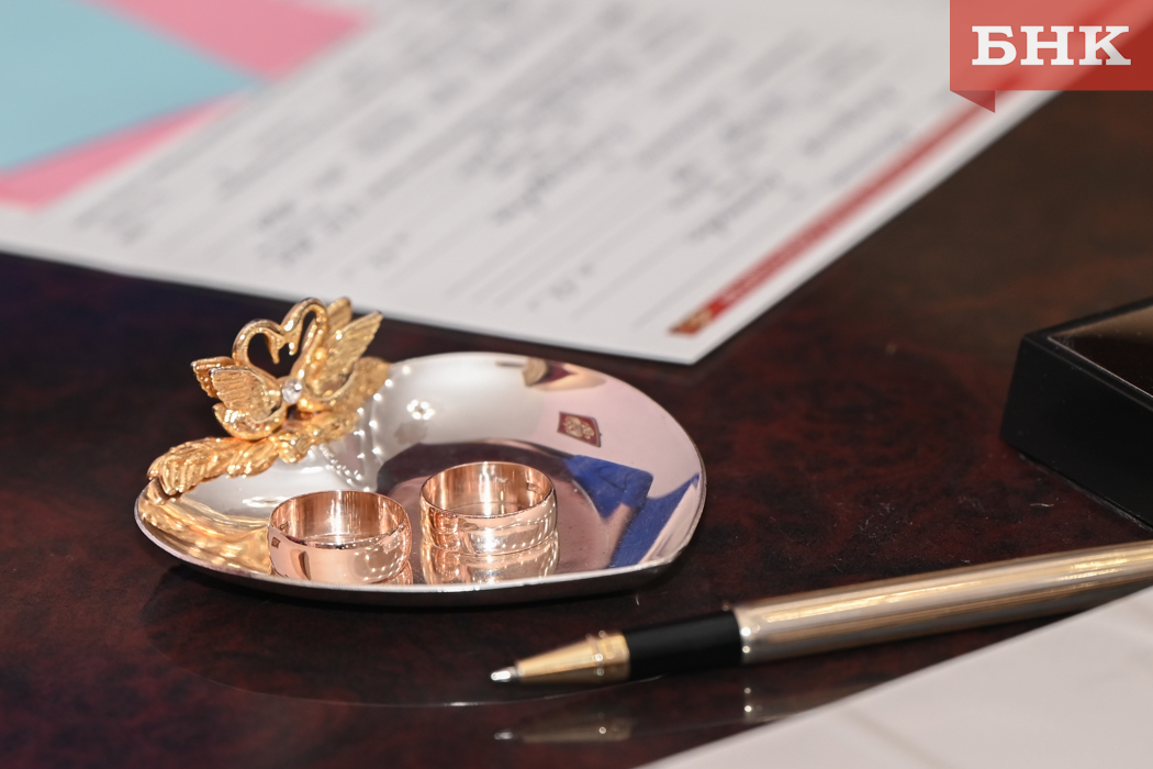 Житель Пажги женился на бывшей после удара по голове бутылкой шампанского