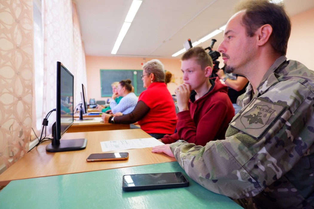 В КРАПТ агродиктант написали участники СВО, а все желающие сфотографировались с тракторами