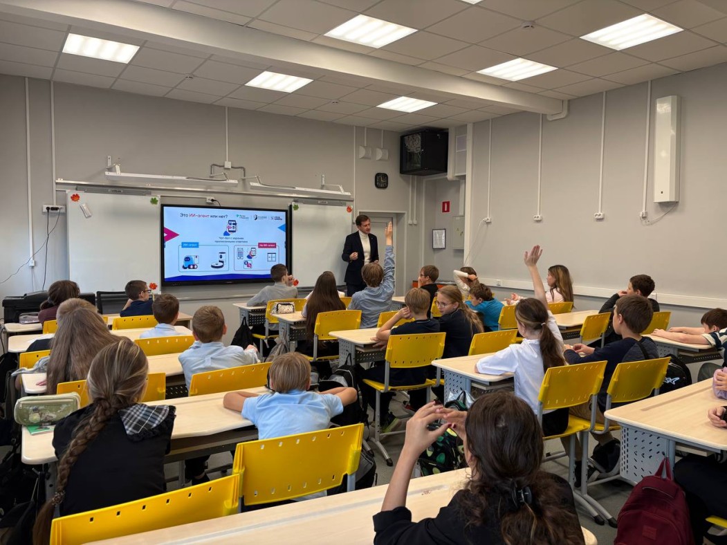 От создания контента до научных открытий: в Сыктывкаре на «Уроке цифры» школьникам рассказали, что такое ИИ-агенты