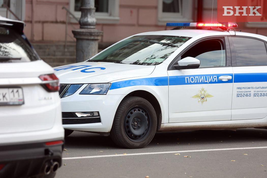 В Сыктывкаре машина въехала в жилой дом