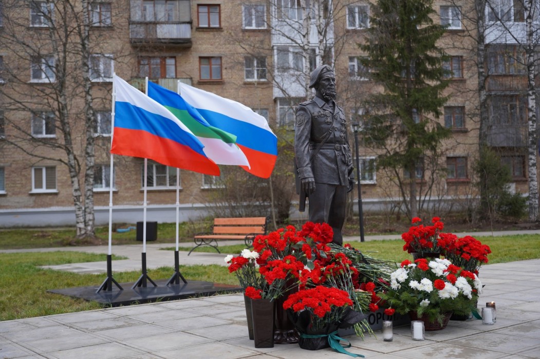 В Ухте открыли памятник Герою ДНР Мотороле