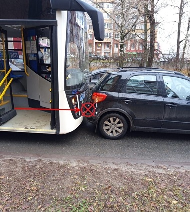 В Сыктывкаре автобус «поцеловал» Suzuki