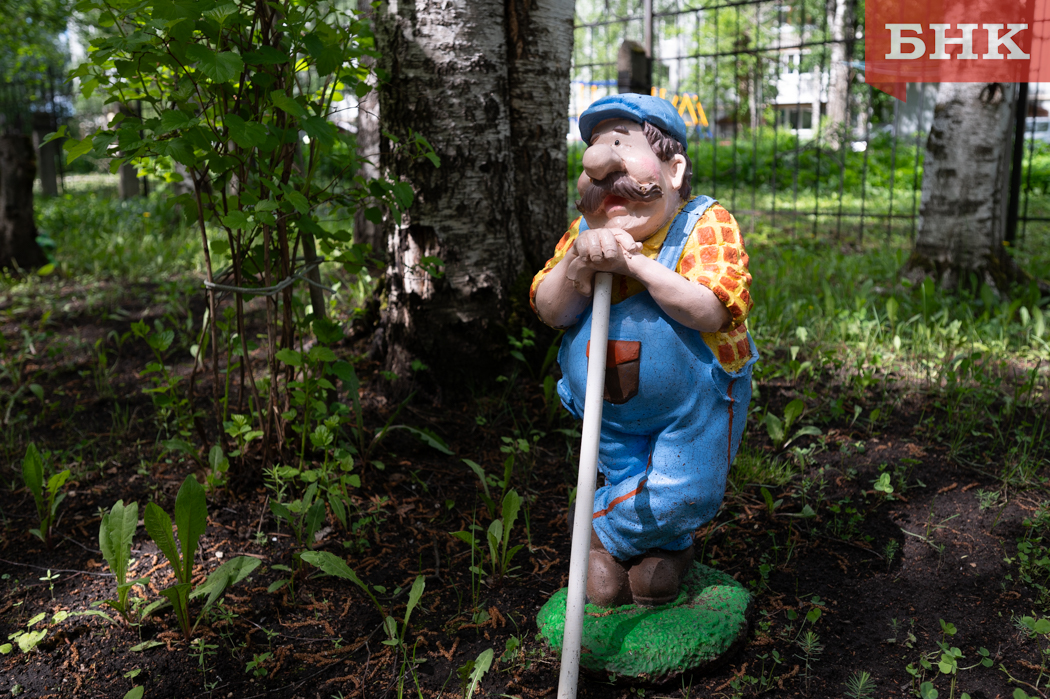 В Сыктывкаре управляющая компания нанимала «невидимых» дворника и уборщицу