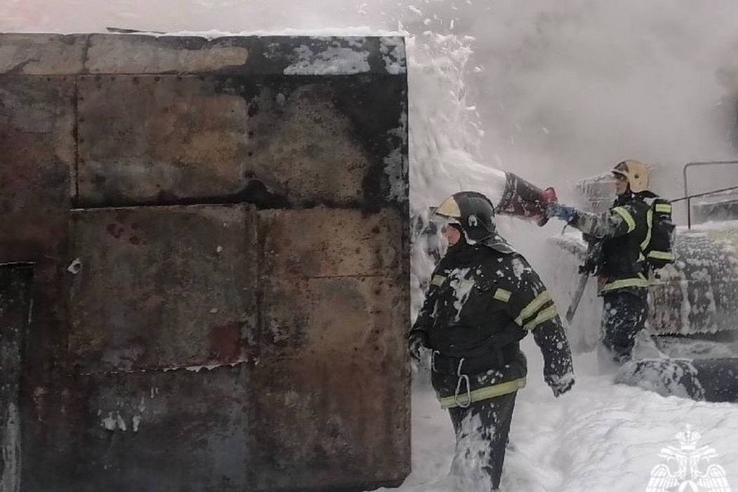 В Усинске тушили контейнер с горючим