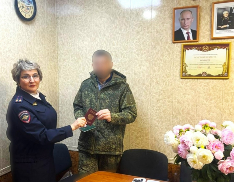 В Воркуте участнику СВО из Азербайджана вручили российский паспорт