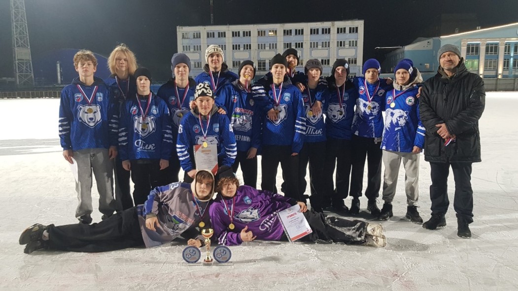 На турнире по хоккею с мячом в Кирове команда из Коми стала победителем