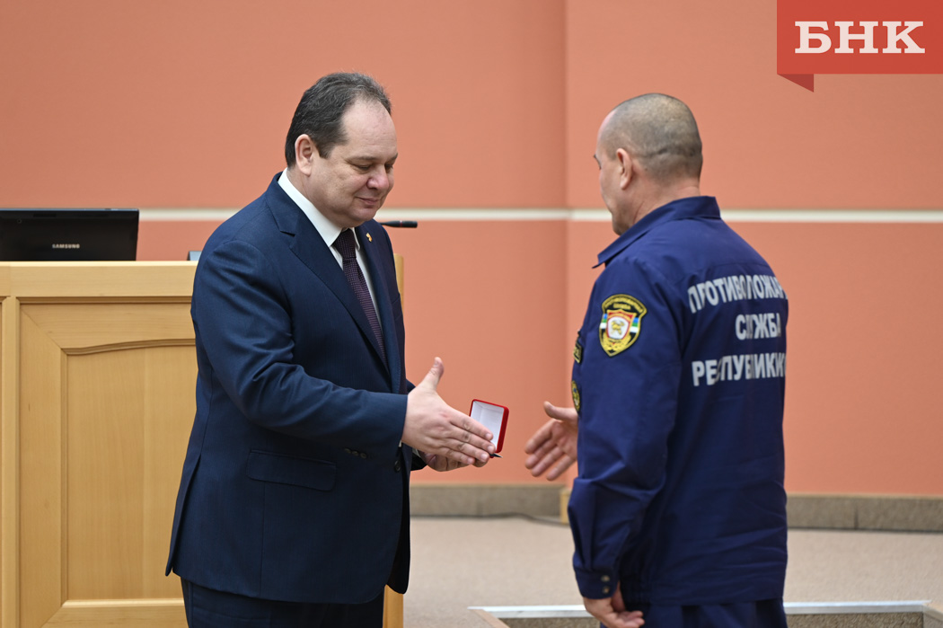 Ростислав Гольдштейн наградил отличившихся пожарных и спасателей