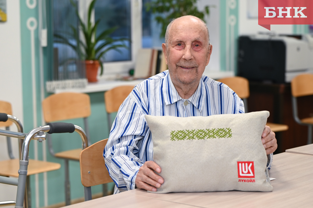 Постояльцы Тентюковского дома-интерната получили от нефтяников и волонтеров подарки ручной работы