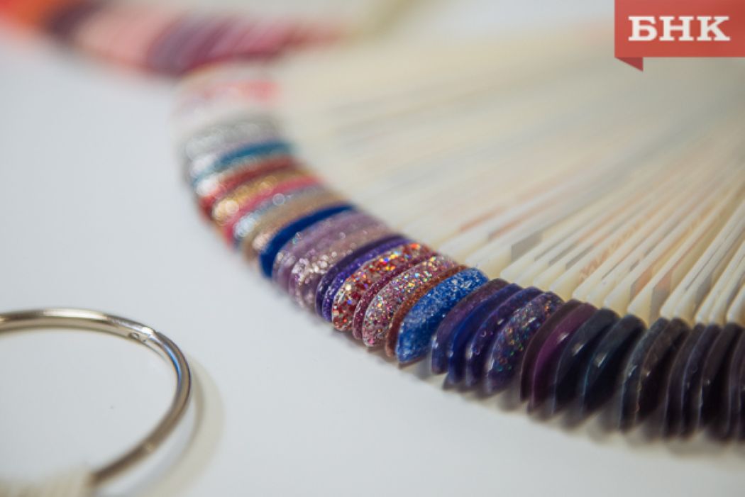 Россиянки стали чаще отказываться от маникюра, ресниц и бровей