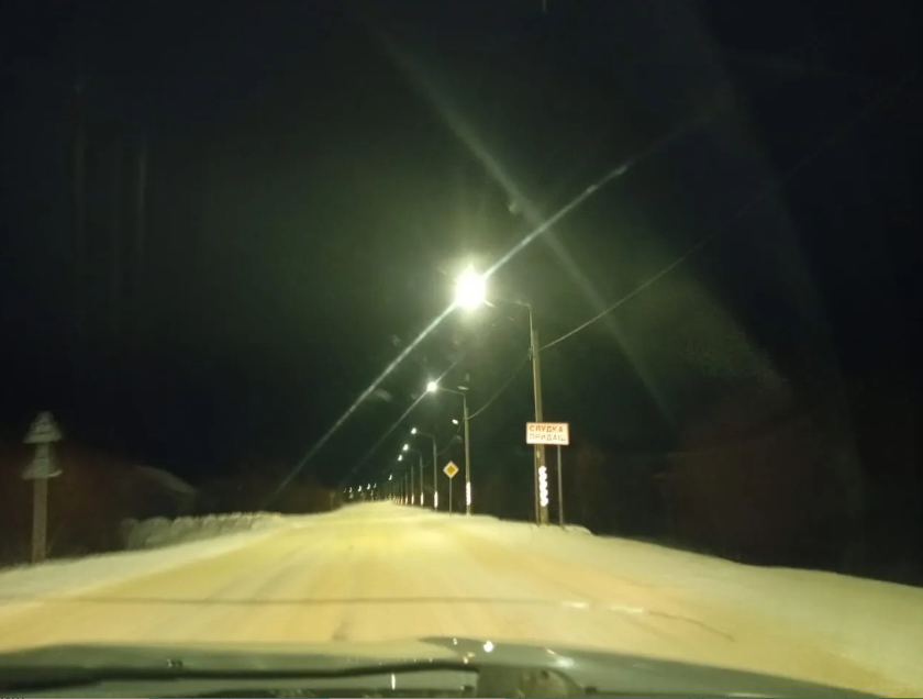 На участке дороги в селе Слудка установили 1,7 км нового освещения