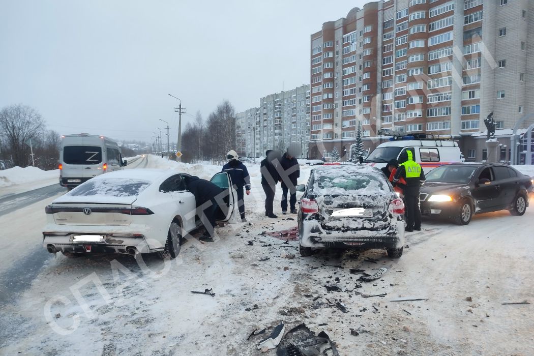 В Ухте поворот налево обернулся тройным ДТП