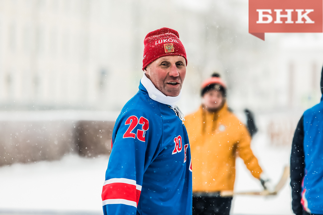 Сыктывкарцы сразились в хоккей с мячом в валенках на Стефановской площади